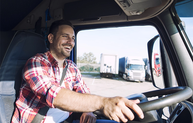 Chauffeur de camion souriant, conduisant son camion - Solaris-BI