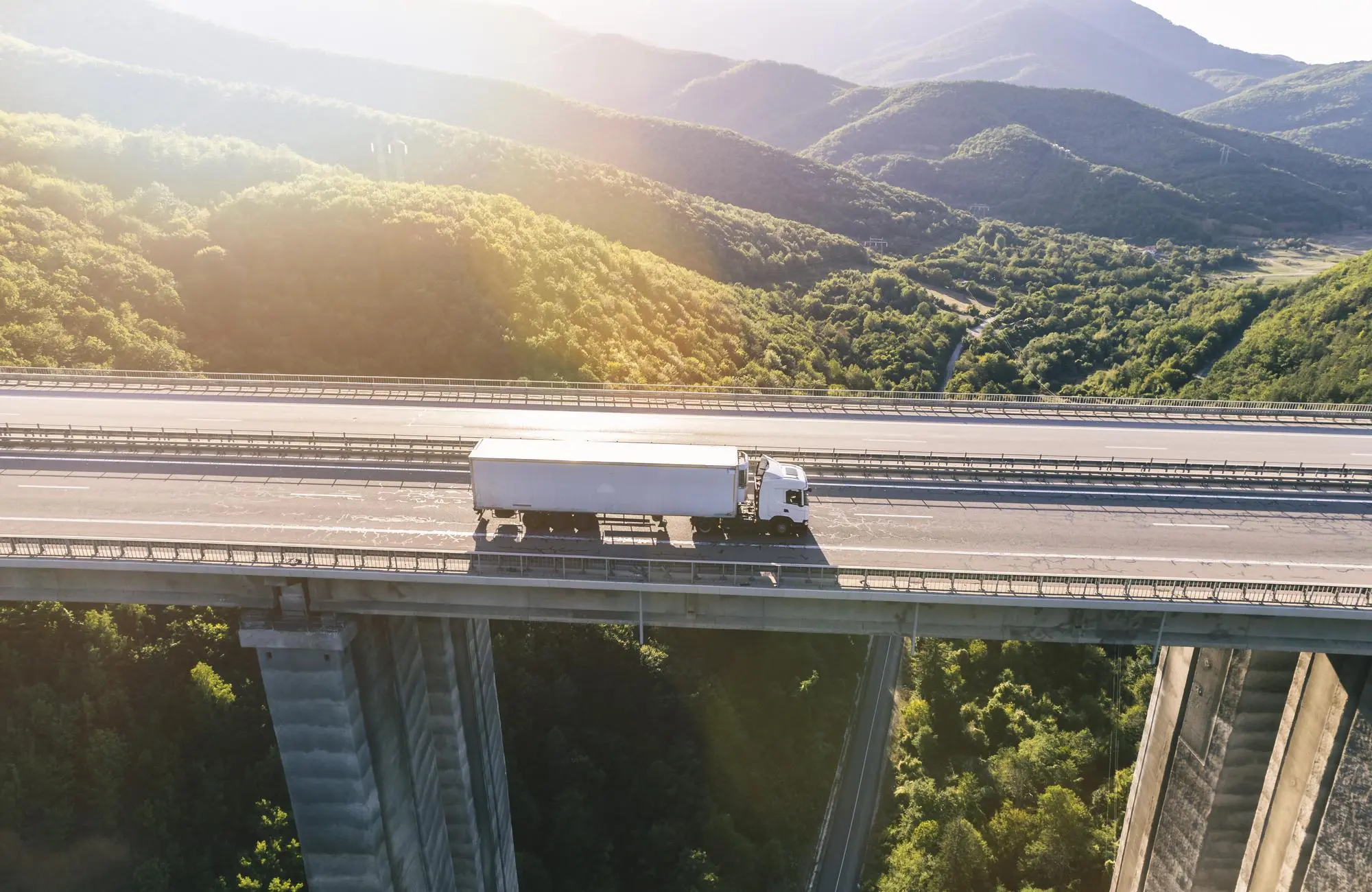 Photo d'un camion roulant sur un pont - bureau d’étude logistique